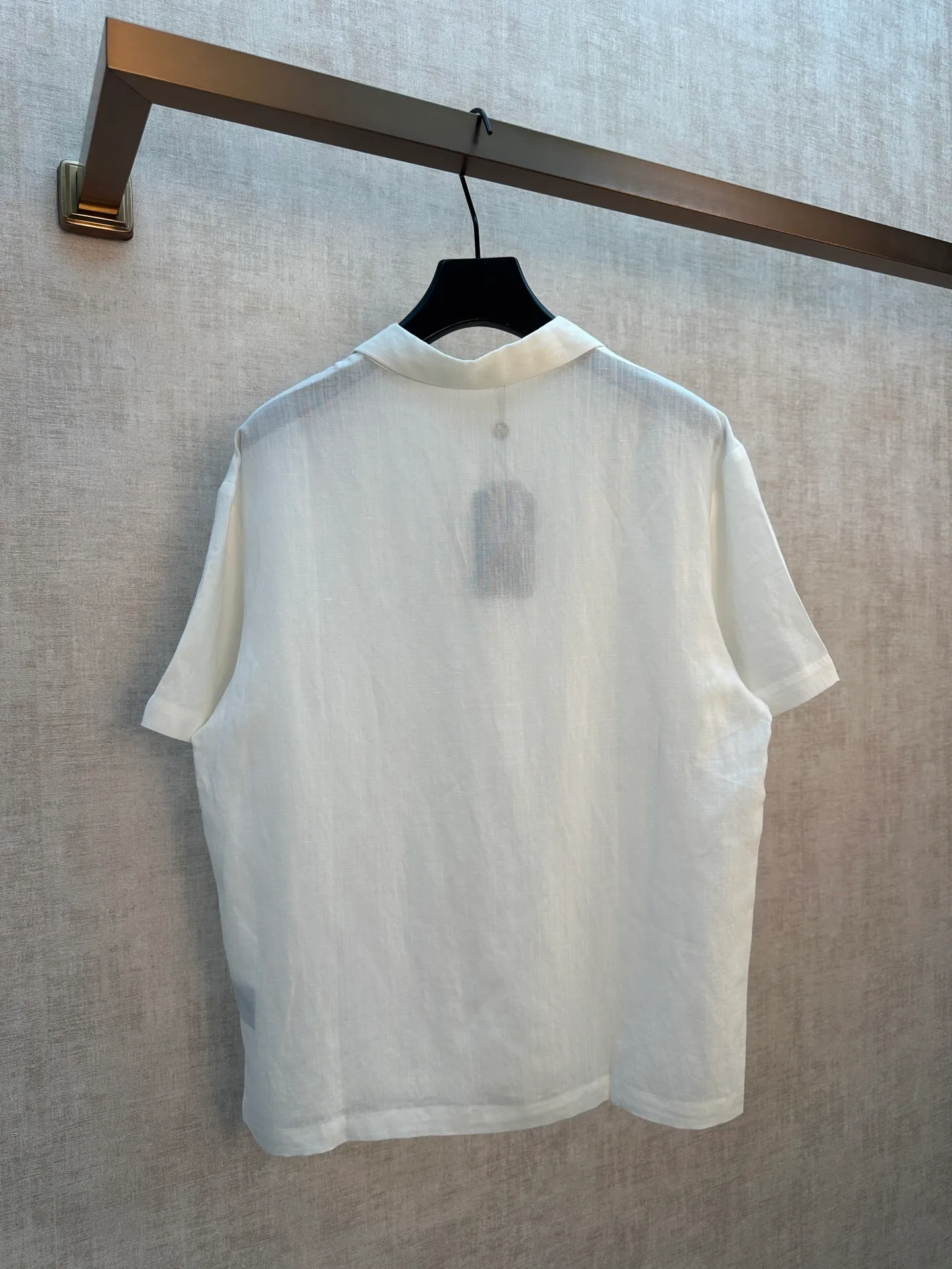 LP 26 New Arrival linen short-sleeved Polo shirt is a light luxury item made in Italy. It features a relaxed and elegant "old money style" tone, and uses simple design and natural fabrics to interpret the high-end feel of summer. The style adopts a Classic small lapel + single-button half placket design, which is neat and casual. It is matched with a slightly loose straight cut and a short-sleeved silhouette, taking into account comfort and neat lines. It does not flatter the body shape and hides the muscles to look slimmer. Available in navy blue and white, it is suitable for a variety of wearing scenarios, whether it is daily casual or light business occasions. The fabric is made of 100% linen, with natural texture and breathable holes. It has excellent moisture absorption and heat dissipation. It is dry and not sweaty when worn in summer, and has a natural drape when worn. It is an ideal choice for summer commuting and vacation. There is no unnecessary decoration on the whole, and the fabric texture and neat tailoring are the key to winning. It is low-key and durable, and can easily create an effortless high-end outfit. Sizes: M.L.XL.XXL.